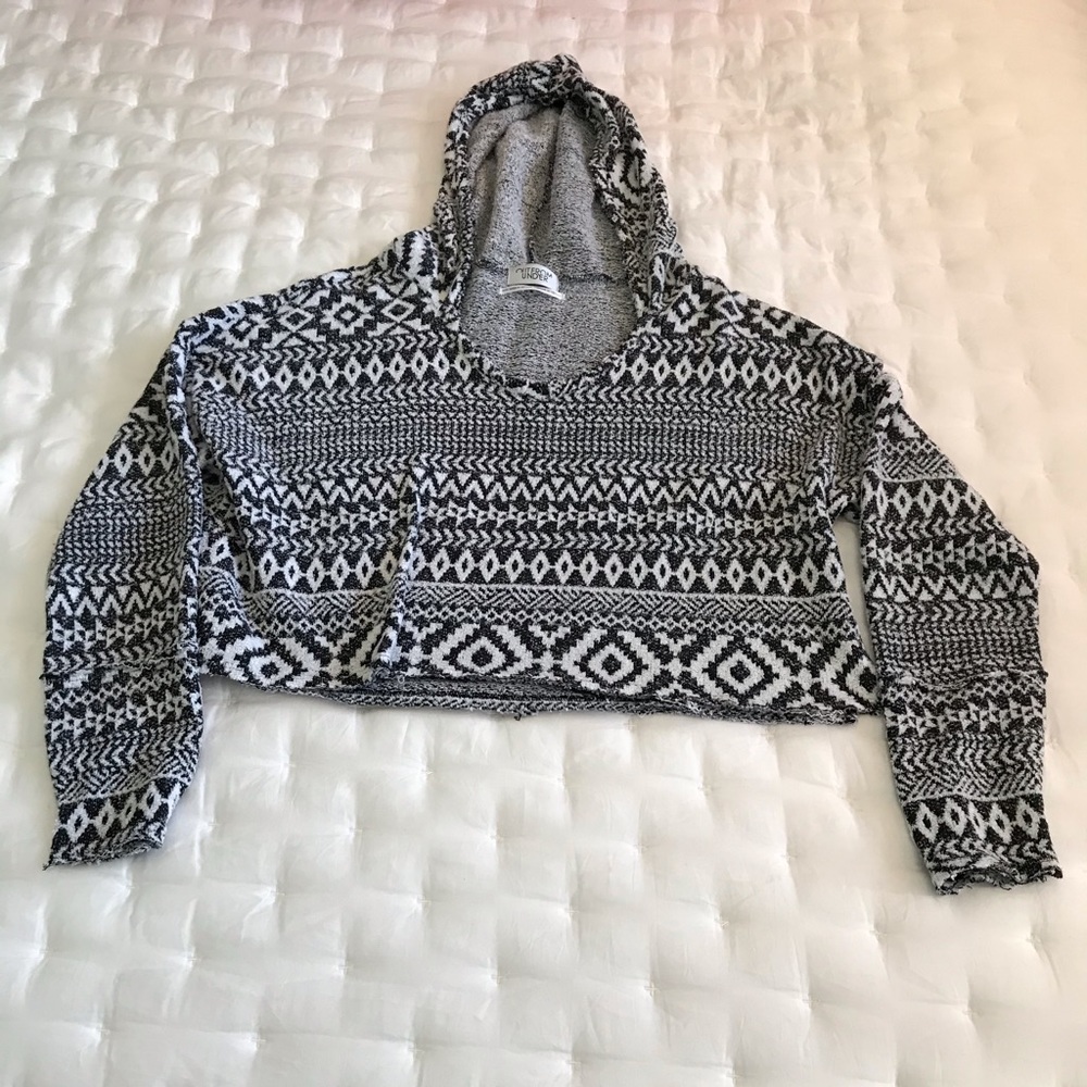 Cropped light weight sweater top.